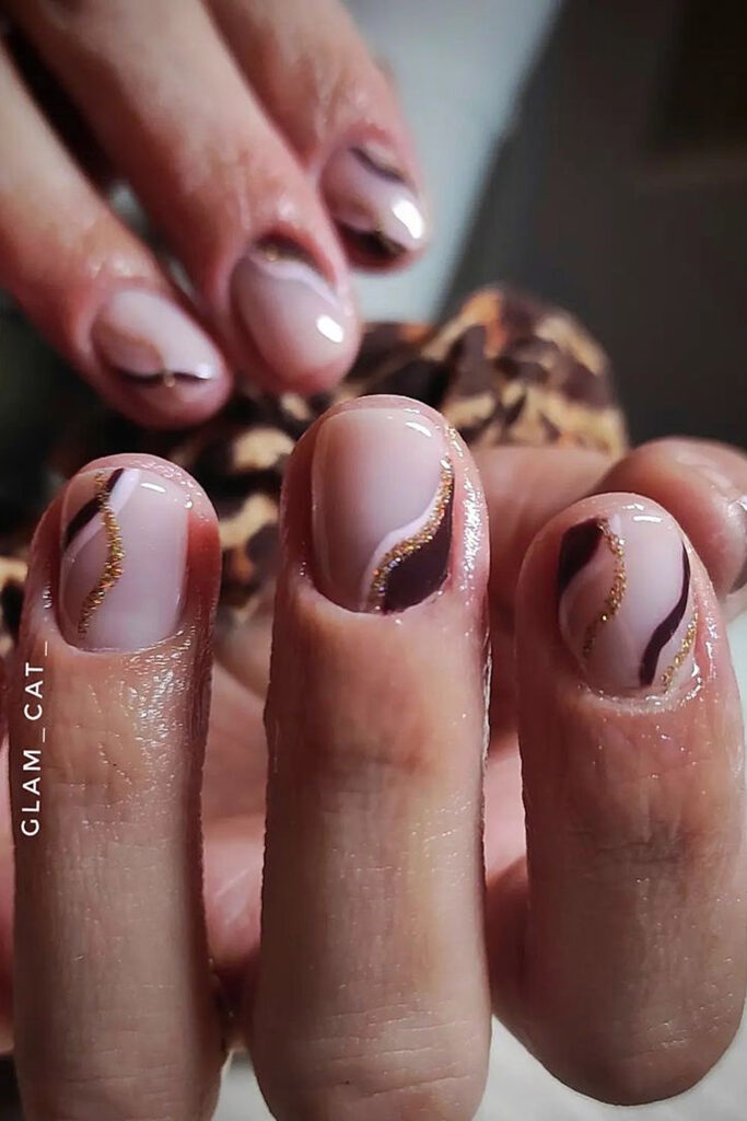 коричневый маникюр с золотом с розовым