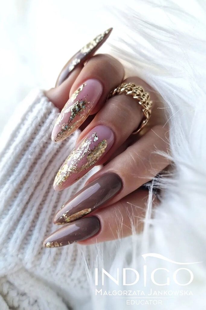 коричневый маникюр с золотом