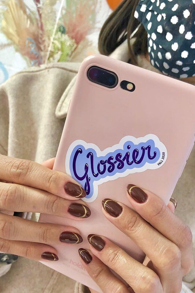 коричневый маникюр с золотым