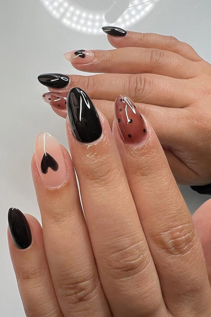 коричневый маникюр с черным сердце